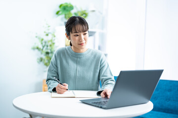 Fototapeta na wymiar パソコンを使い勉強をする若い日本人女性