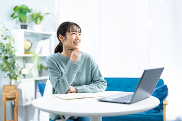 パソコンを使い勉強をする若い日本人女性 - obrazy, fototapety, plakaty