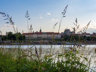 Warsaw Royal Castle and Vistula River. - obrazy, fototapety, plakaty