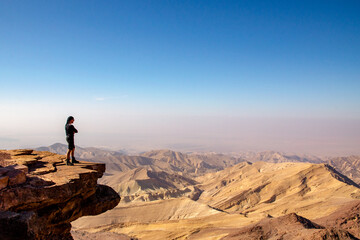 Man looking over the Jordan landscape - obrazy, fototapety, plakaty