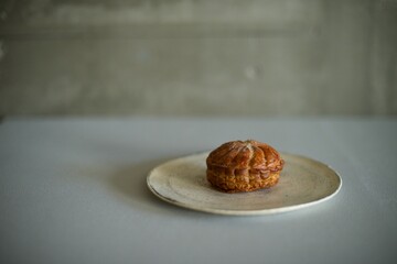 白い皿にのせた洋菓子のピティヴィエ