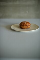 白い皿にのせた洋菓子のピティヴィエ