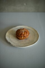 白い皿にのせた洋菓子のピティヴィエ