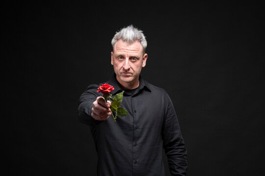Hombre entregando una rosa roja, romantico