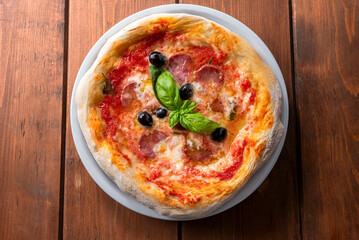 Deliziosa pizza sarda condita con mozzarella, olive nere, sugo, pecorino e salsiccia secca di maiale, cibo italiano 