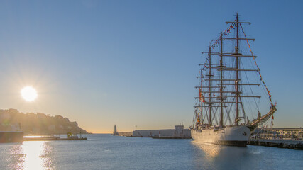Superbe 4 m&acirc;ts p&eacute;ruvien amarr&eacute; dans le port Lympia &agrave; Nice dans les lueurs du soleil levant.