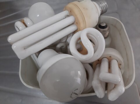 Lâmpadas queimadas para reciclagem - Burnt out light bulbs for recycling