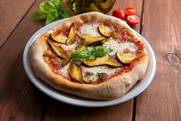 Deliziosa pizza condita con mozzarella, sugo e funghi affettati, cibo italiano 