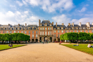 Vosges palace and square (Place des Vosges) in Paris, France - obrazy, fototapety, plakaty