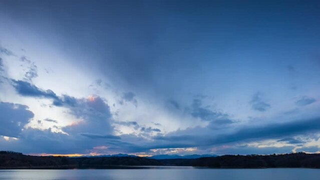 湖畔の夕暮れ時	
