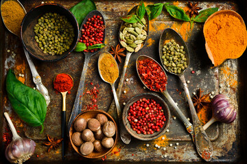 Aromatic Indian spices in spoons on a metal tray. Background of spices. Top view. - obrazy, fototapety, plakaty