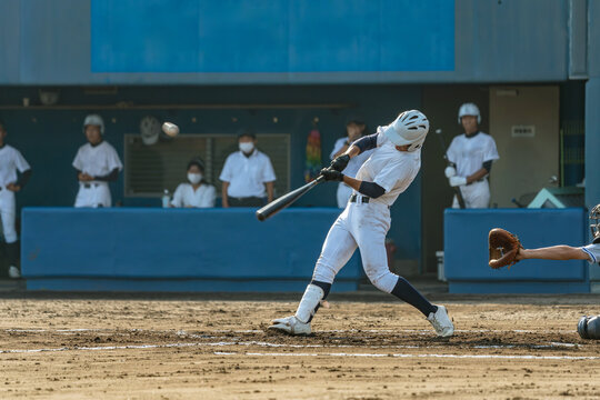 ジャストミートする左打者（高校野球）