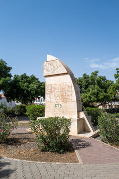 un monument devant le lycée de la ville de Praia au Cap Vert en Afrique