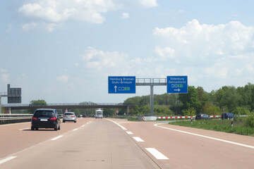 Hinweisschild auf A1 vor Stuhr-Brinkum, Ausfahrt Bundesautobahn 28 Oldenburg, Delmenhorst - obrazy, fototapety, plakaty