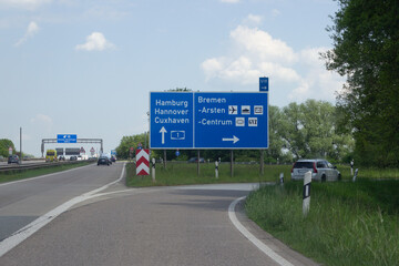 Hinweisschild Ausfahrt A1 in Richtung Cuxhaven, Hannover, Hamburg oder Bremen Centrum