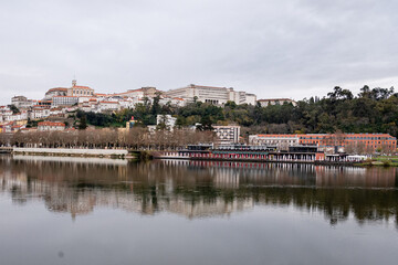 Fototapeta na wymiar Vista parcial da cidade de Coimbra a partir das margens do Rio Mondego