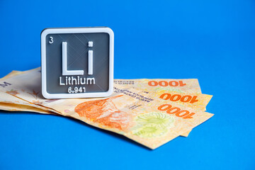 Thousand Argentine peso bills with lithium symbol logo.