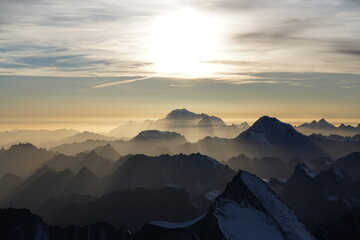 Tuż przed zachodem Słońca na szczycie Matterhorn.