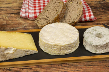 plateau de fromages français sur une planche, en gros plan	