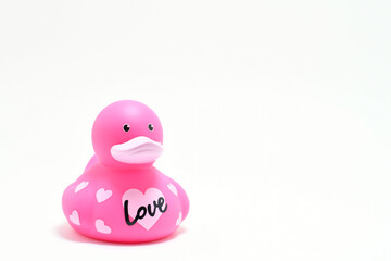 Patito de Goma sobre fondo blanco, espacio para texto al lado derecho. Concepto de amor y amistad.