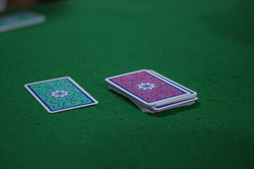 Cartas de baralho em cima de uma mesa de jogos - obrazy, fototapety, plakaty