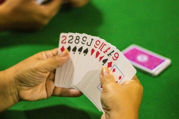Mão feminina segurando cartas de baralho, foto feita em são paulo em 04 janeiro 2024