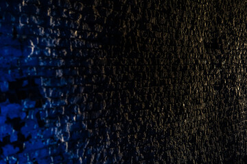 mur de brique sous une lumière frisante bleutée