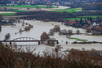 Hochwasser der Weser geflutete Ufer zerstörte Brücke - 708001885