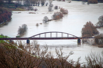 Weser Hochwasser überflutete Ufer  - 708003249