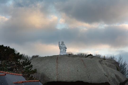 La statue du p&egrave;re &eacute;ternel sur le rocher de l'aquarium de Tr&eacute;gastel en Bretagne - France