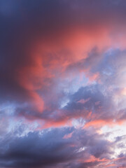 Naklejka na ściany i meble Himmel mit Wolken im Sonnenaufgang