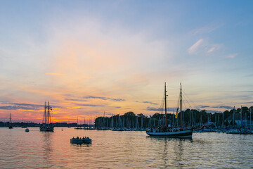 Segelschiffe auf der Warnow im Sonnenuntergang während der Hanse Sail in Rostock