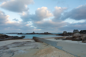 Fototapeta premium Beau paysage de la baie de Coz-Pors à Trégastel en Bretagne - France