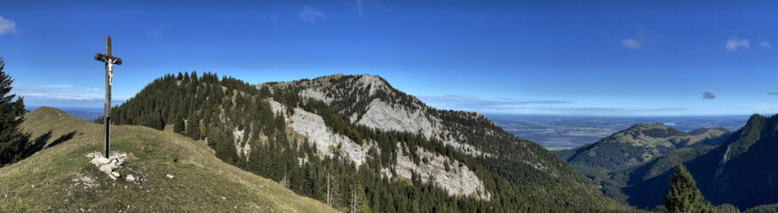 Fototapeta na wymiar Gipfelkreuz der Kirchwand mit Blick dem Breitenstein im Hintergrund, Mangfallgebirge, Alpen, Bayern, Deutschland