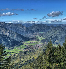 Fototapeta na wymiar Panorama Blick ins Leitzachtal und auf Fischbachau, Mangfallgebirge, Alpen, Bayern, Deutschland