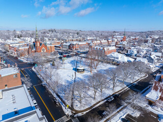 Obraz premium First Congregational Church and Town Common aerial view in winter on Central Street in historic town center of Natick, Massachusetts, USA.