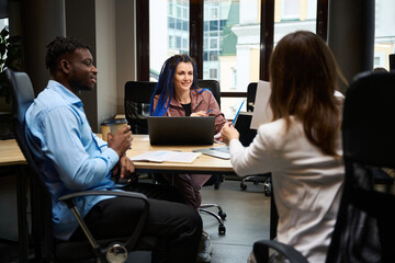 Obraz premium Practicing psychologist conducting training with office employees