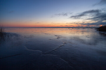 Sonnenuntergang an einem zugefrorenen See