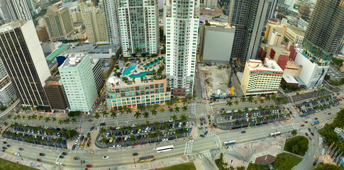 Obraz premium Aerial view of heavy traffic on urban street in downtown office district of Miami Brickell in Florida, USA. High commercial and residential skyscraper buildings in modern american megapolis
