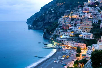 Tableaux sur verre Plage de Positano, côte amalfitaine, Italie town view, townscape of Positano in evening twilight with beach and mediterranean sea, Amalfi Coast, Campania, Italy, Europe
