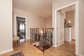 Housing distributor with a descending staircase in a single-family house of various heights and a...