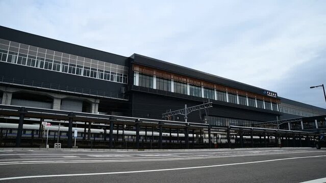 芦原温泉駅を発車する特急サンダーバード （北陸本線 芦原温泉, 2023年12月）