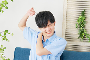 肩こりの男性 © siro46