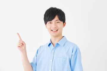 左側を指差す男性　白背景