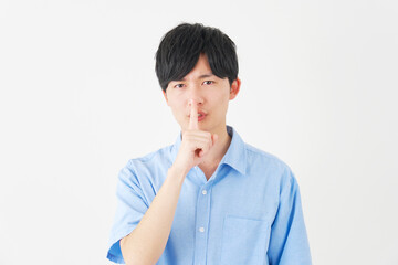秘密のジェスチャーをする男性　白背景