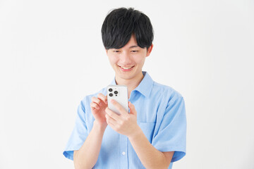 スマートフォンを使う男性　白背景