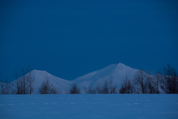 夜の雪山の山頂　美瑛岳・美瑛富士
