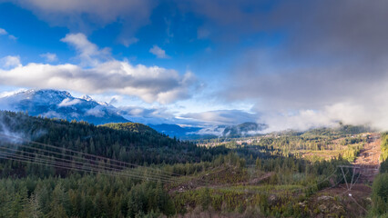 Obraz premium Aerial View of Misty Mountain Landscape and Forest