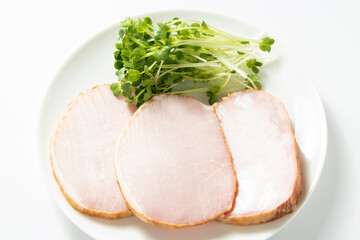 ロースハム(スライス)。 カイワレ大根添え。
