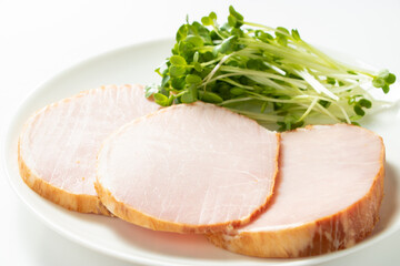 ロースハム(スライス)。 カイワレ大根添え。

